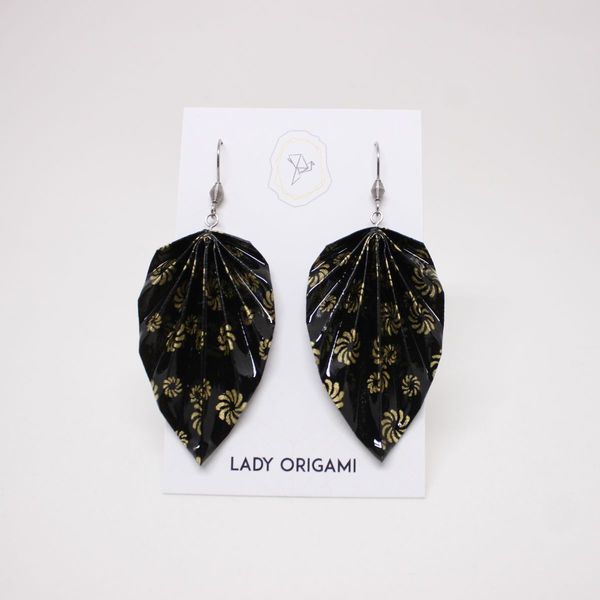 Boucles d'oreilles feuilles pliées, papier noir à motifs dorés