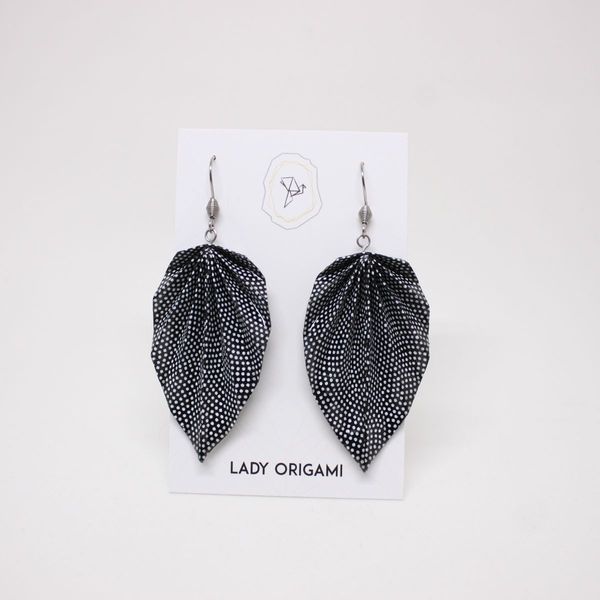 Boucles d'oreilles feuilles pliées, papier noir à pois