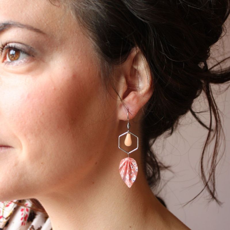 Boucle d'oreille portée : hexagone argenté et feuille pliée en papier washi rose